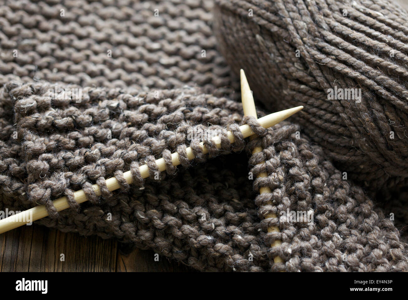 Image Gros plan des aiguilles à tricoter en bois brun et laines chunky Banque D'Images