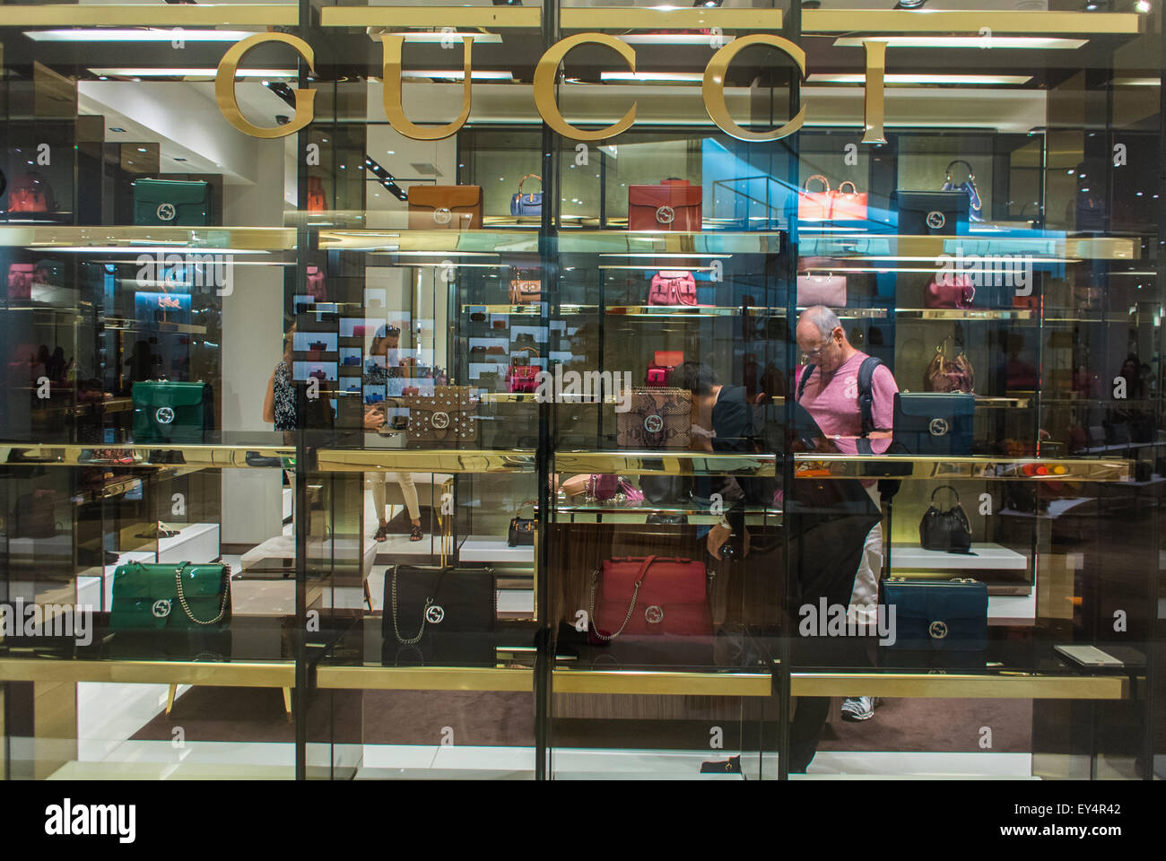 Paris, France, les plus grandes marques de mode de luxe, Gucci, vitrine en  français grand magasin, Le Bon Marché, étagères, Sign Photo Stock - Alamy