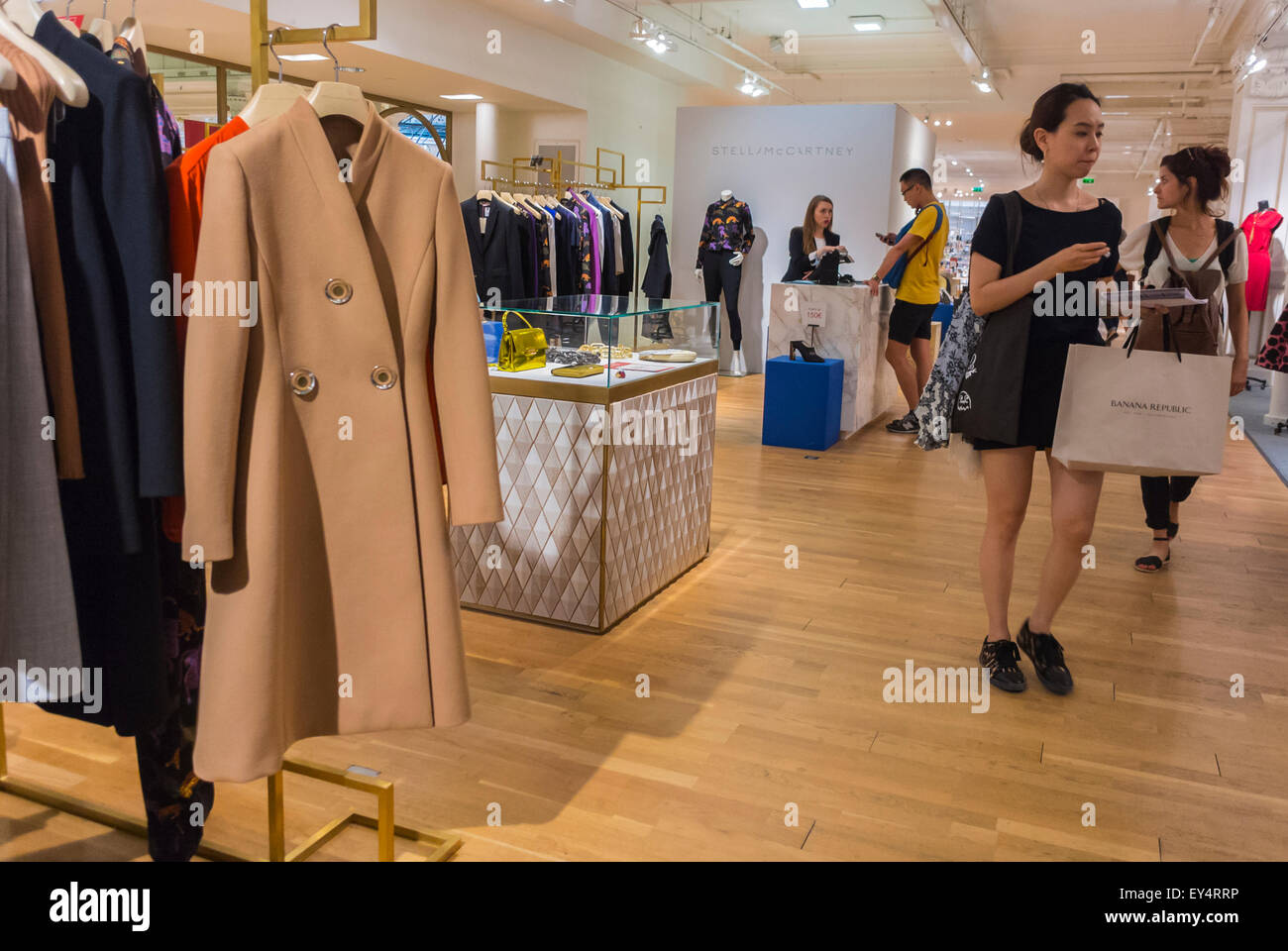 Paris, France, les femmes marchent avec un sac de shopping, dans la  boutique de marques de mode de luxe dans le grand magasin français, « le  bon marché » Prestige grand public,