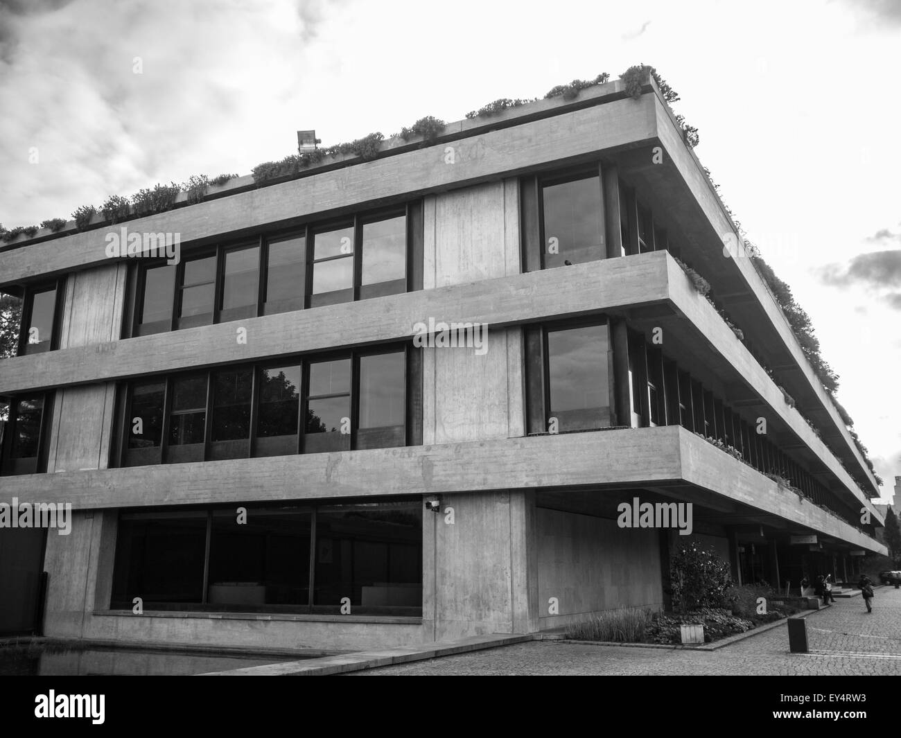 Image en noir et blanc de l'immeuble principal de moderniste Gulbenkian à Lisbonne Banque D'Images