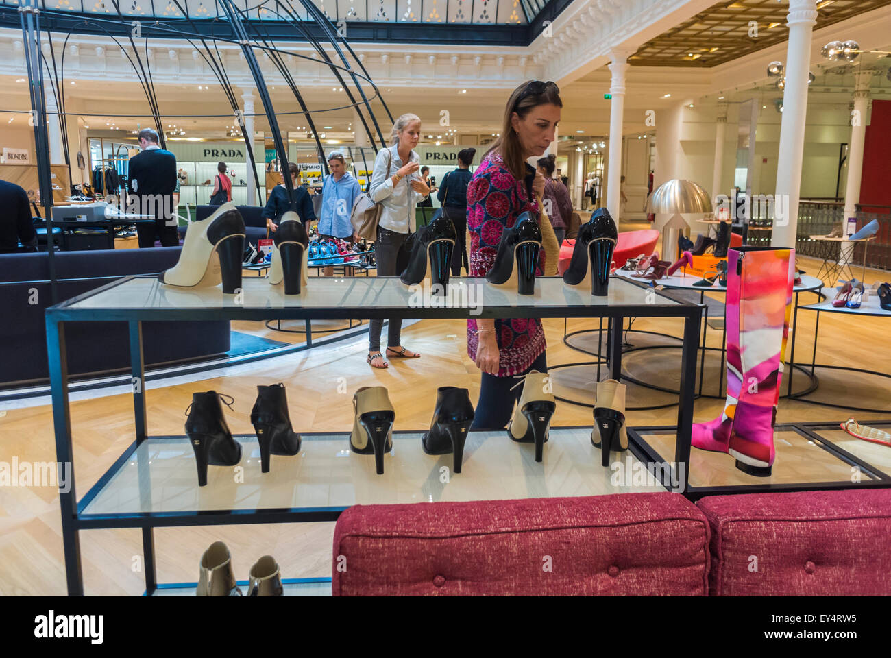 Paris, France, les femmes dans la mode de luxe marques Shopping dans le  grand magasin français, 'le bon marché', Chanel designer Chaussures on  display, au bon marche Photo Stock - Alamy