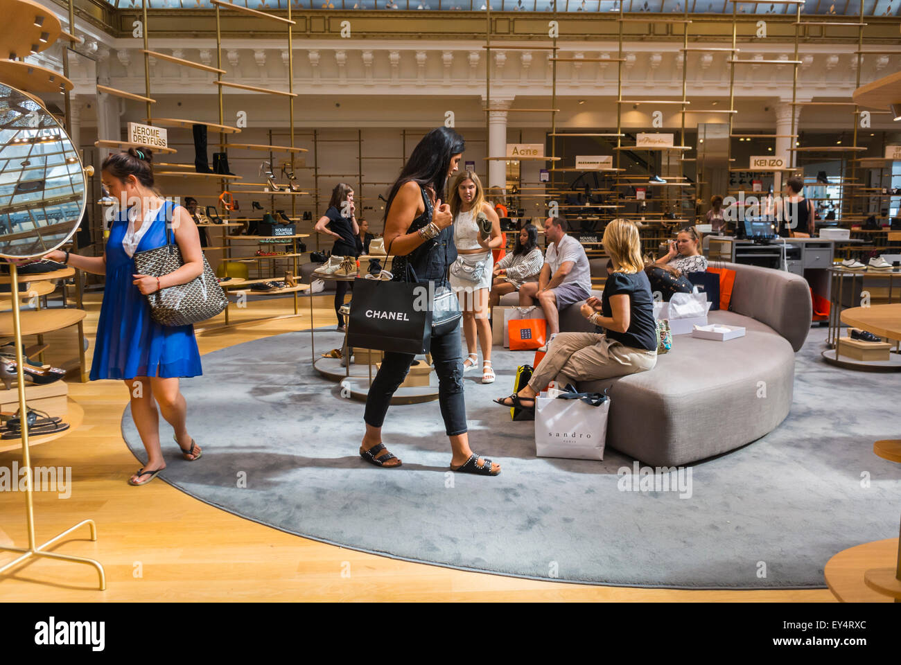 Paris, France, les femmes dans la mode de luxe marques, Chaussures,  Shopping dans le grand magasin français, « le bon marché » Prestige  Consumer, au bon marché Photo Stock - Alamy