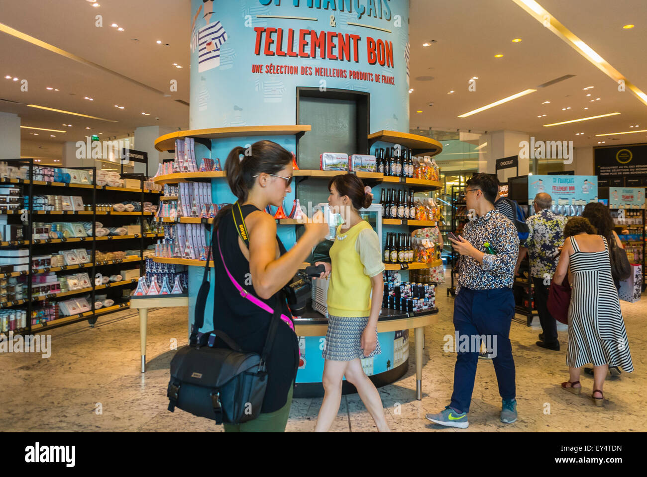 Paris, France, Women in Grocery Food Shopping in French Department Store, « le bon marché Paris », la Grande épicerie de Paris, Women supermarket shopping allée des aliments transformés Banque D'Images