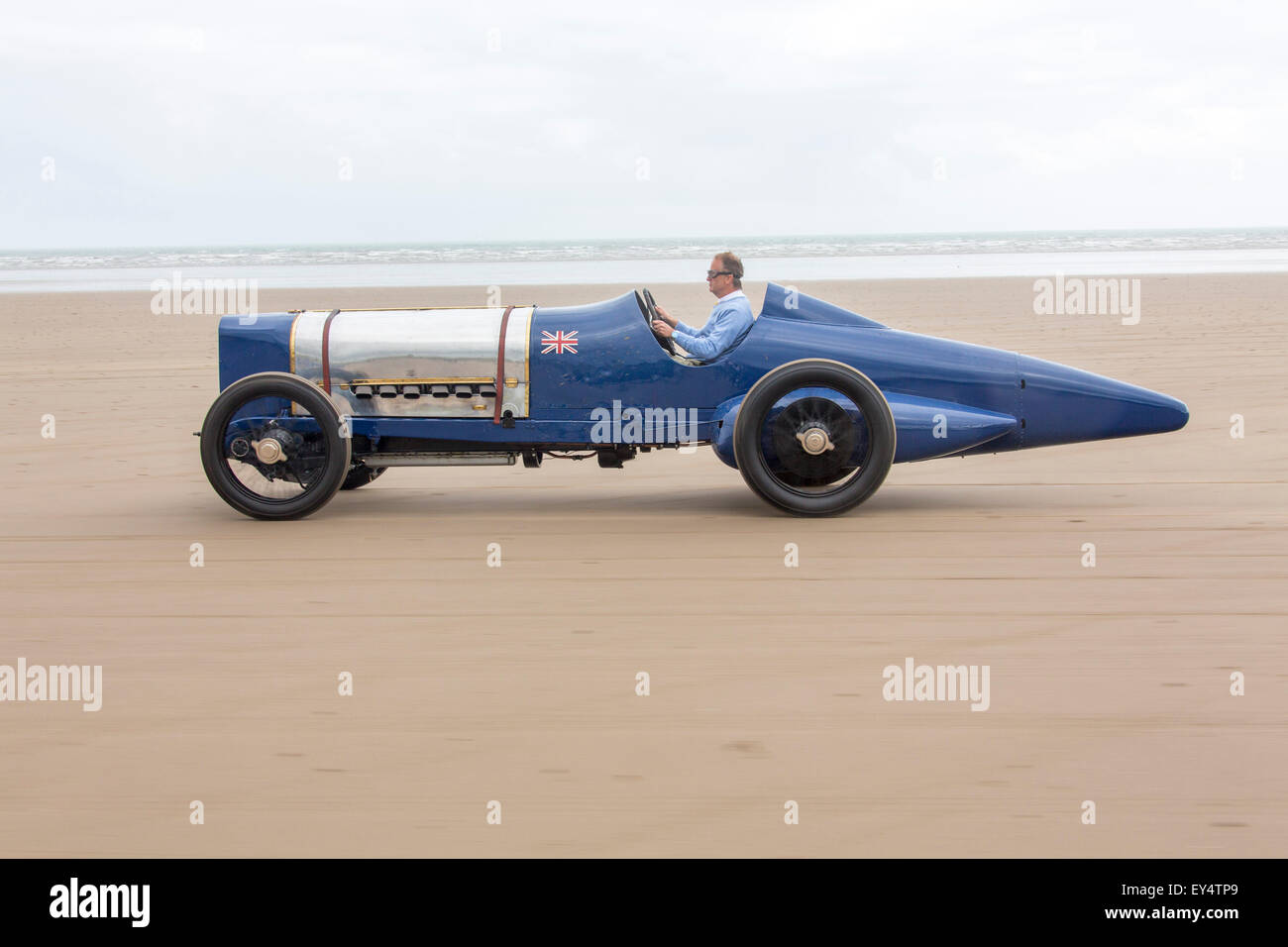 Pendine Beach Carmarthen Pays De Galles Royaume Uni 21 Juillet 15 Voiture De Course De L Oiseau Bleu Sur La Pendine Sands Conduit Par Sir Malcolm Le Petit Fils De Don Au Pays De Galles