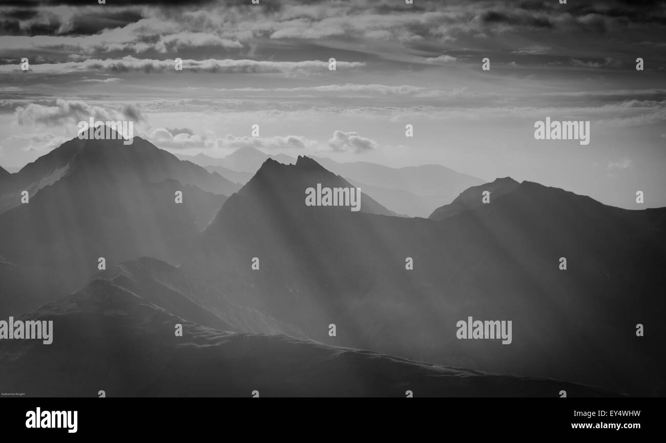 Les montagnes avec les rayons du soleil Banque D'Images