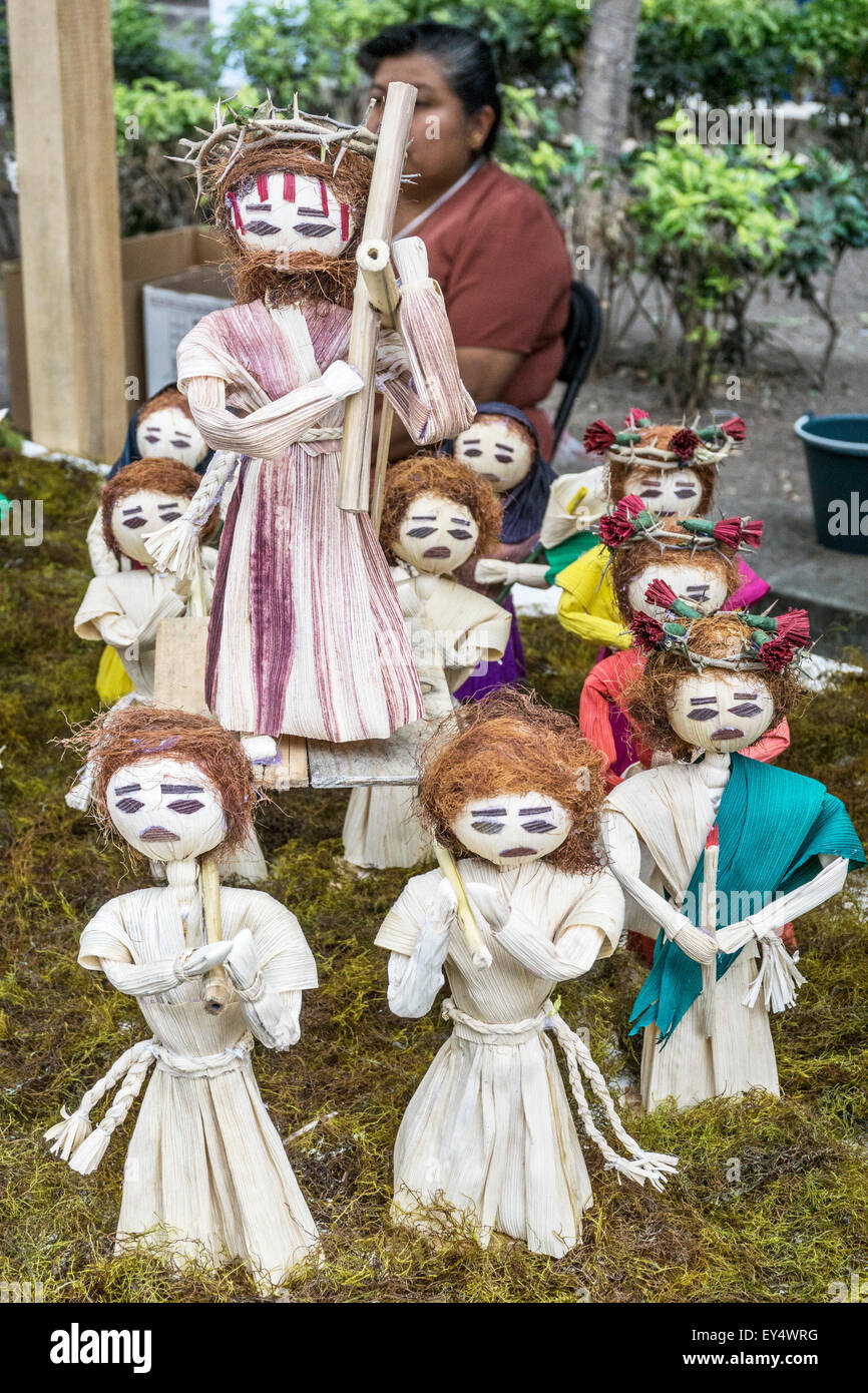 Anges fabriqués à partir de la litière de transporter les enveloppes de maïs portant le Christ martyr avec couronne d'épines et cross à Oaxaca festival annuel de radis Banque D'Images