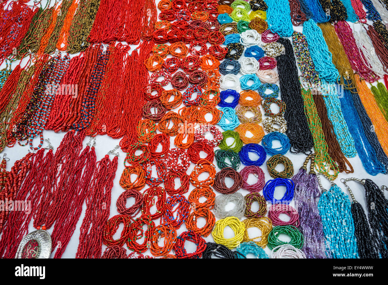 Bracelets en perles colorées pour la vente au marché local. Otavalo, Équateur. Banque D'Images