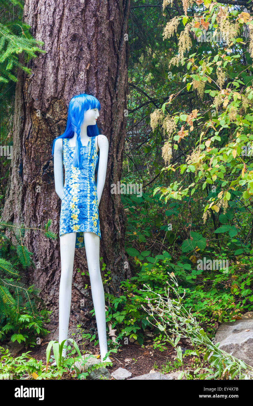 Mannequin posée contre un arbre à l'entrée sur l'île protection près de Nanaimo, British Columbia, canada Banque D'Images