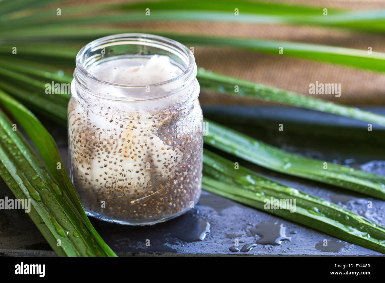 Les graines de Chia dans l'eau de coco fraîche avec un peu de la noix de coco Banque D'Images