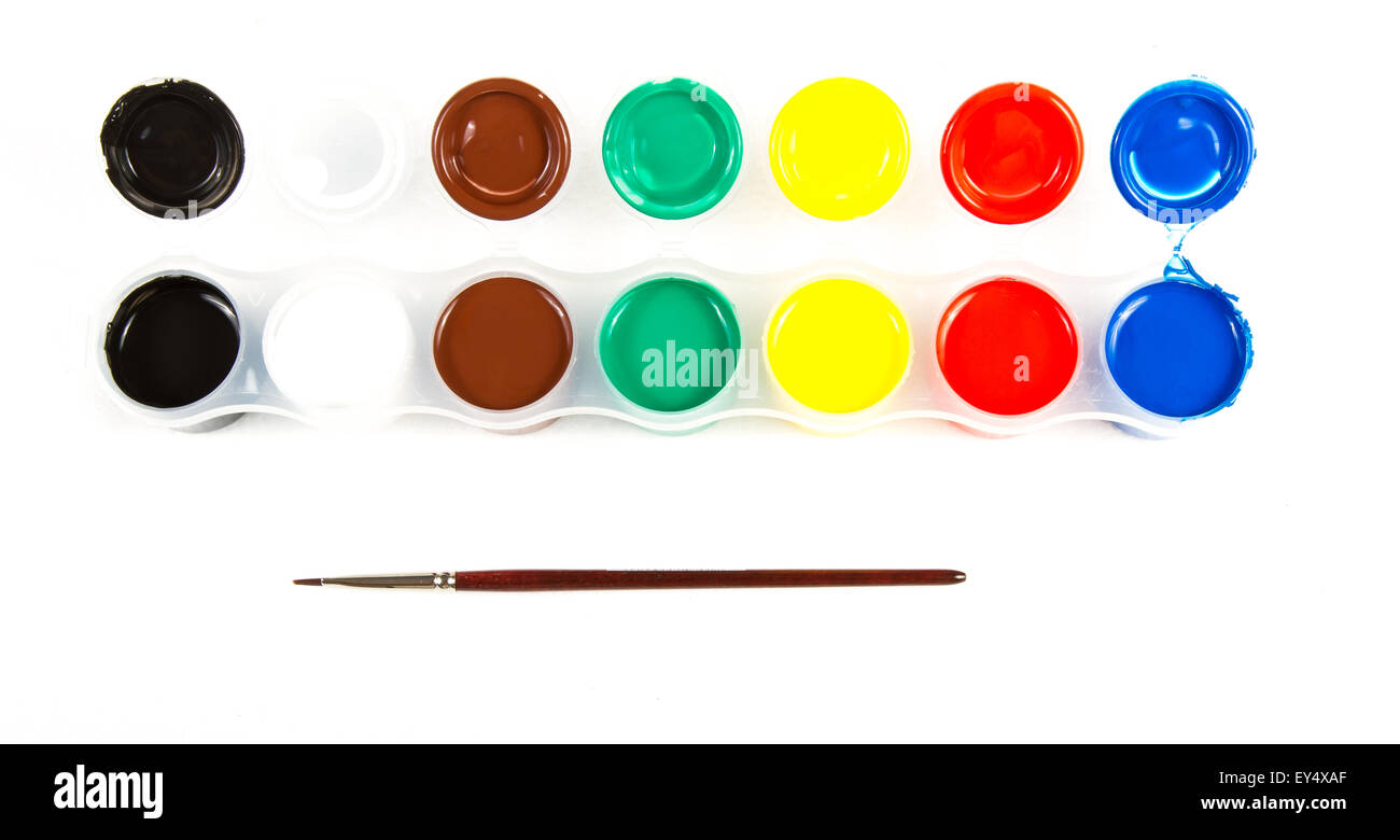 Peinture et pinceaux de différentes couleurs dans des conteneurs . Banque D'Images