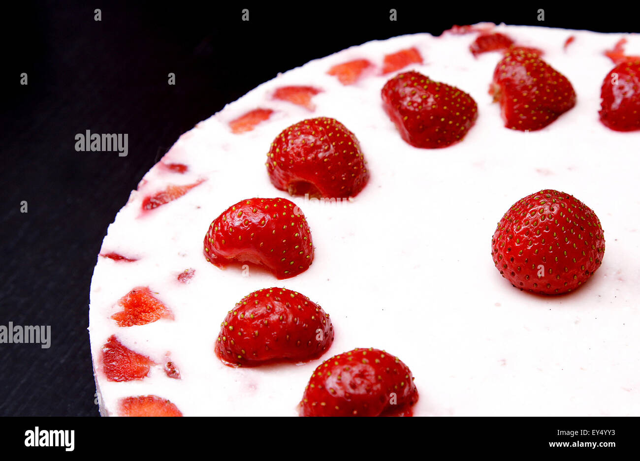 Gâteau yogourt aux fraises isolé sur fond noir Banque D'Images