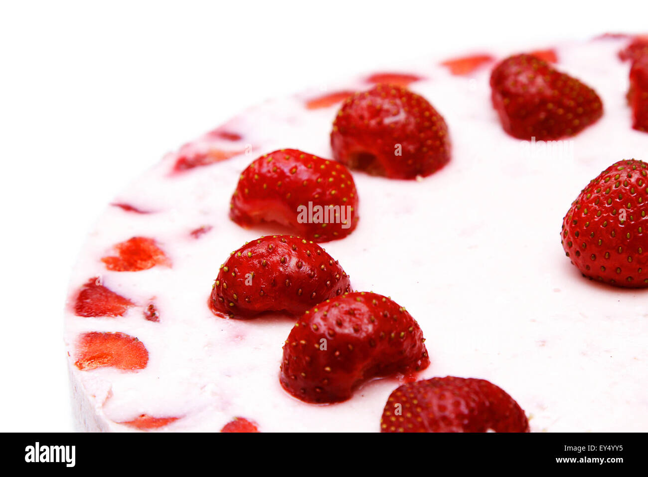 Gâteau yogourt aux fraises isolé sur fond blanc Banque D'Images