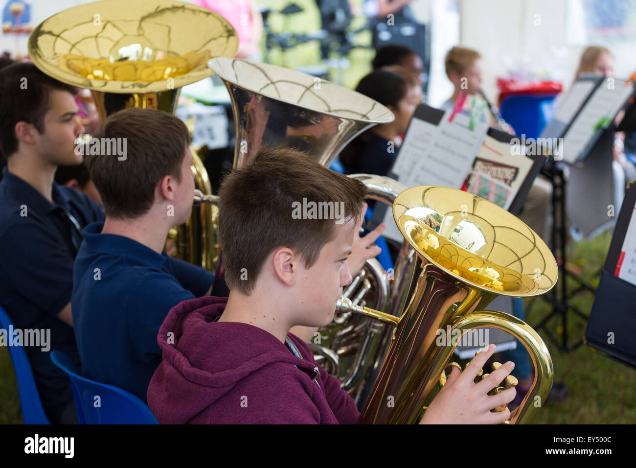 Les jeunes joueurs de l'euphonium dans un groupe de musique pour la jeunesse / orchestra / brass band Banque D'Images