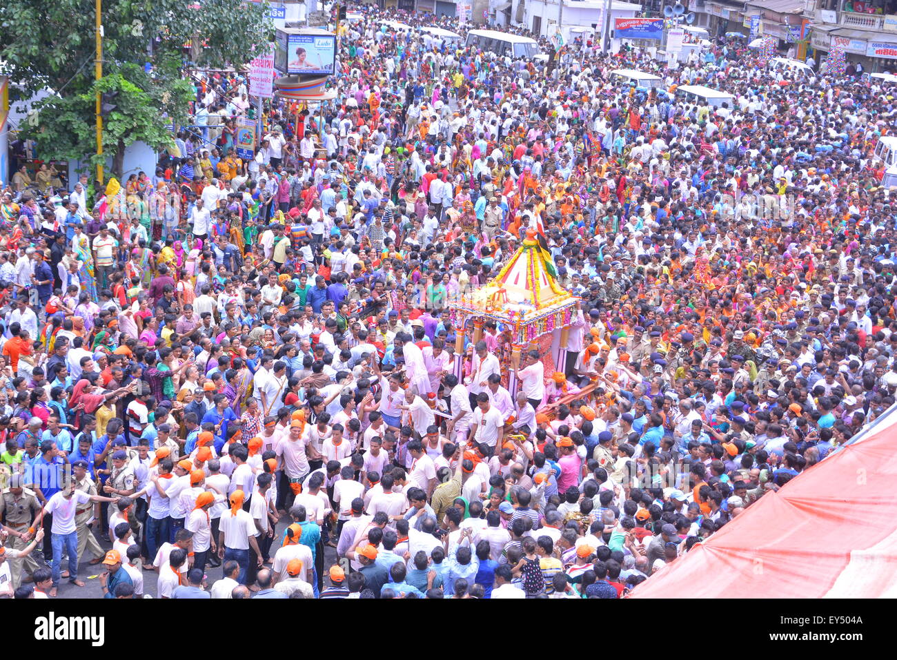 AHMEDABAD, Gujarat/INDE - grande quantité de personnes prenant part à Rath Yatra à Ahmedabad, Gujarat- l'Inde. Banque D'Images