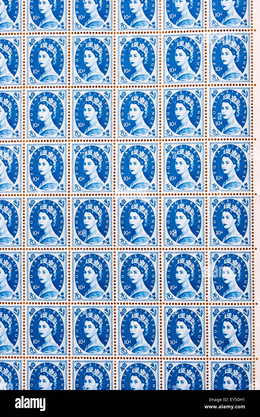 La feuille de timbres-poste. Vers 1950, la reine Elizabeth 10d 'bleu' wilding timbre question. En usage de 1952 à 1967. Iconiques. Banque D'Images