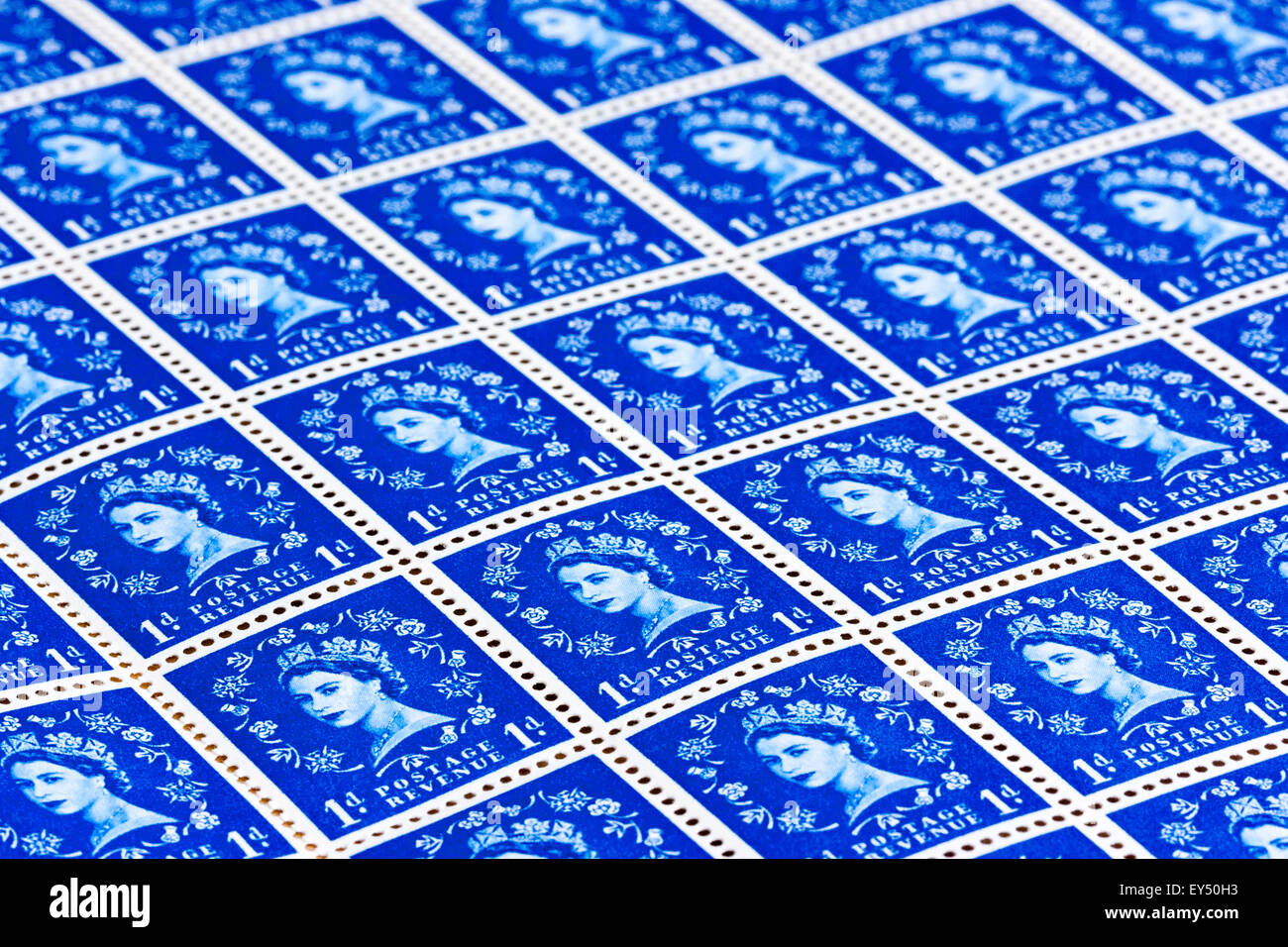 La feuille de timbres-poste. Vers 1950, la reine Elizabeth 1d blue 'wilding' timbre question. En usage de 1952 à 1967. Iconiques. Banque D'Images