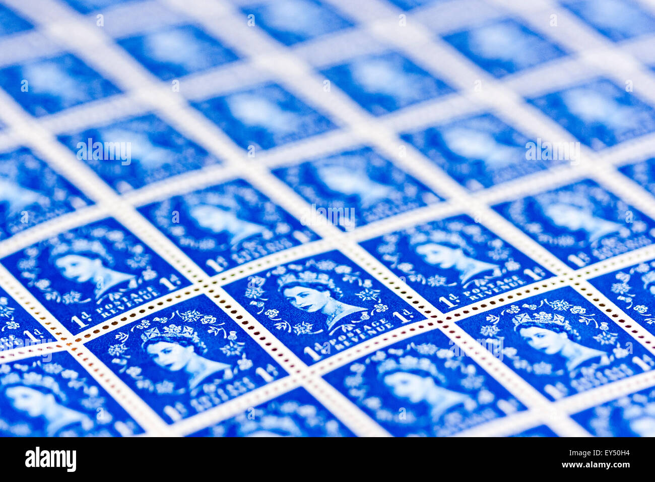 La feuille de timbres-poste. Vers 1950, la reine Elizabeth 1d blue 'wilding' timbre question. En usage de 1952 à 1967. Iconiques. Banque D'Images