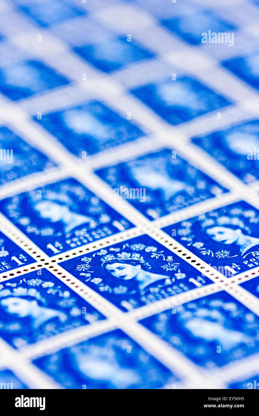 La feuille de timbres-poste. Vers 1950, la reine Elizabeth 1d blue 'wilding' timbre question. En usage de 1952 à 1967. Iconiques. Banque D'Images