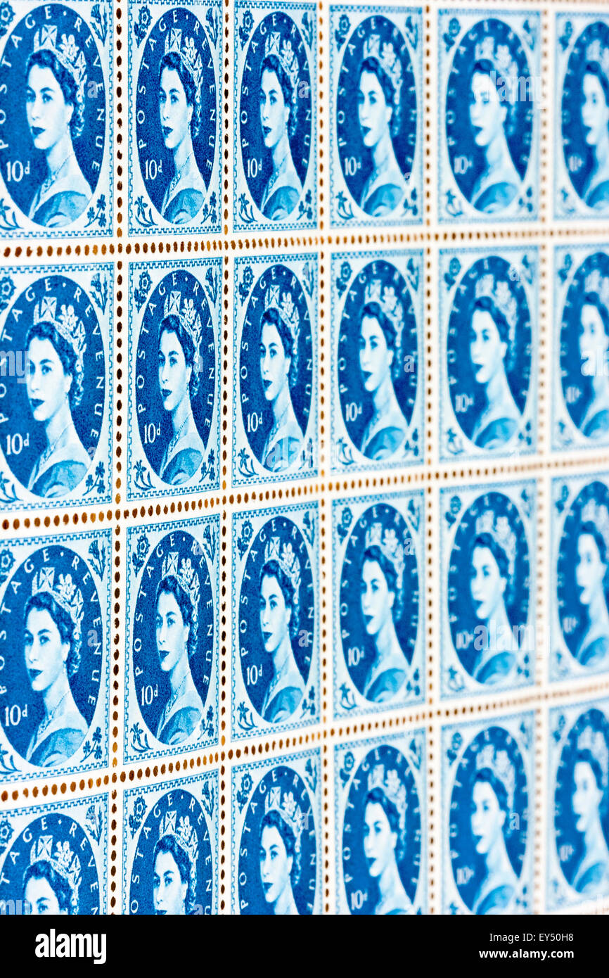 La feuille de timbres-poste. Vers 1950, la reine Elizabeth 10d 'bleu' wilding timbre question. En usage de 1952 à 1967. Iconiques. Banque D'Images