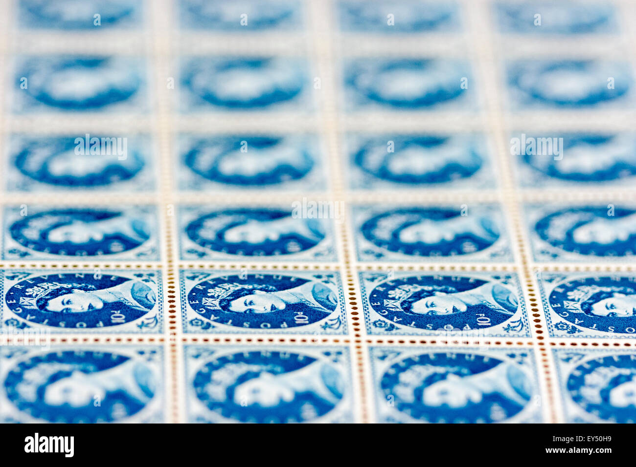 La feuille de timbres-poste. Vers 1950, la reine Elizabeth 10d 'bleu' wilding timbre question. En usage de 1952 à 1967. Iconiques. Banque D'Images