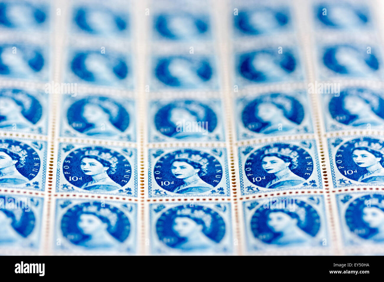 La feuille de timbres-poste. Vers 1950, la reine Elizabeth 10d 'bleu' wilding timbre question. En usage de 1952 à 1967. Iconiques. Banque D'Images