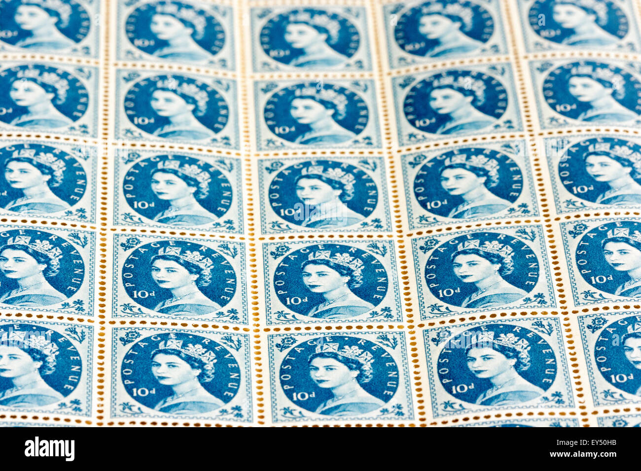 La feuille de timbres-poste. Vers 1950, la reine Elizabeth 10d 'bleu' wilding timbre question. En usage de 1952 à 1967. Iconiques. Banque D'Images