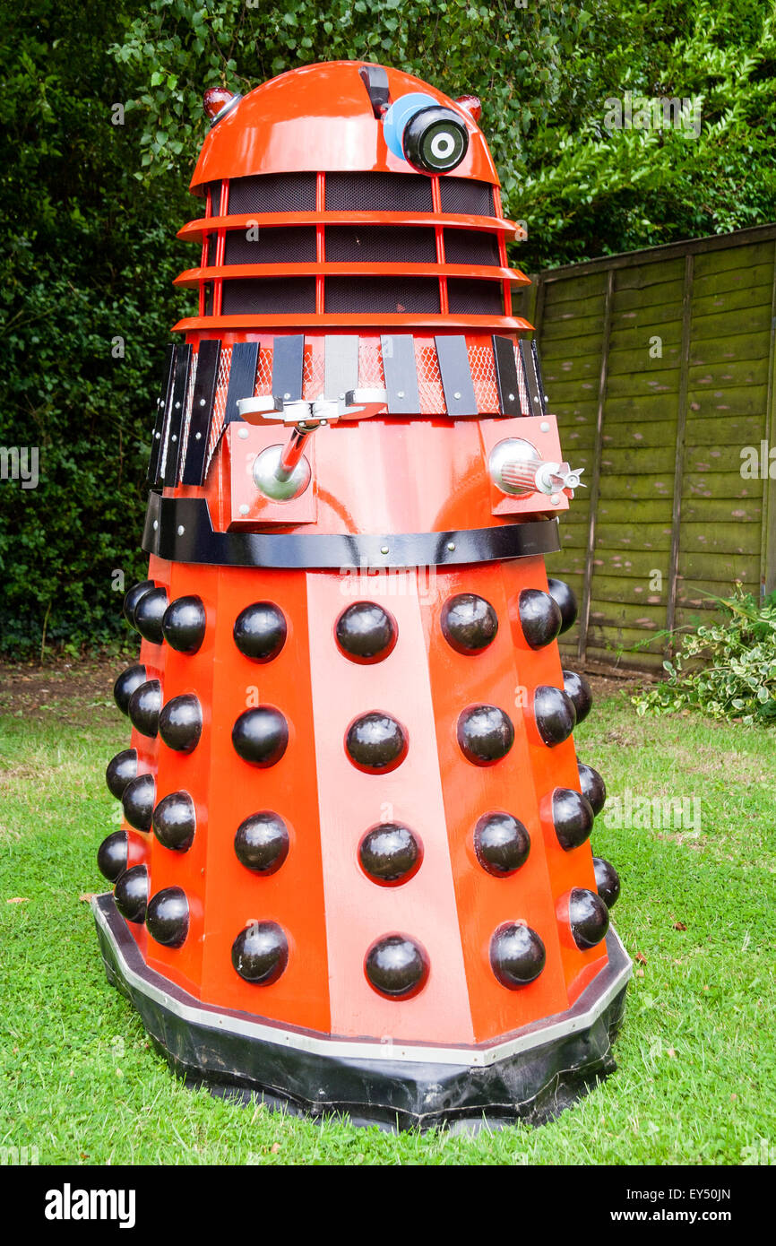 Une marque rouge de la BBC trois Dalek, série TV 'Dr qui'. À l'extérieur. Banque D'Images