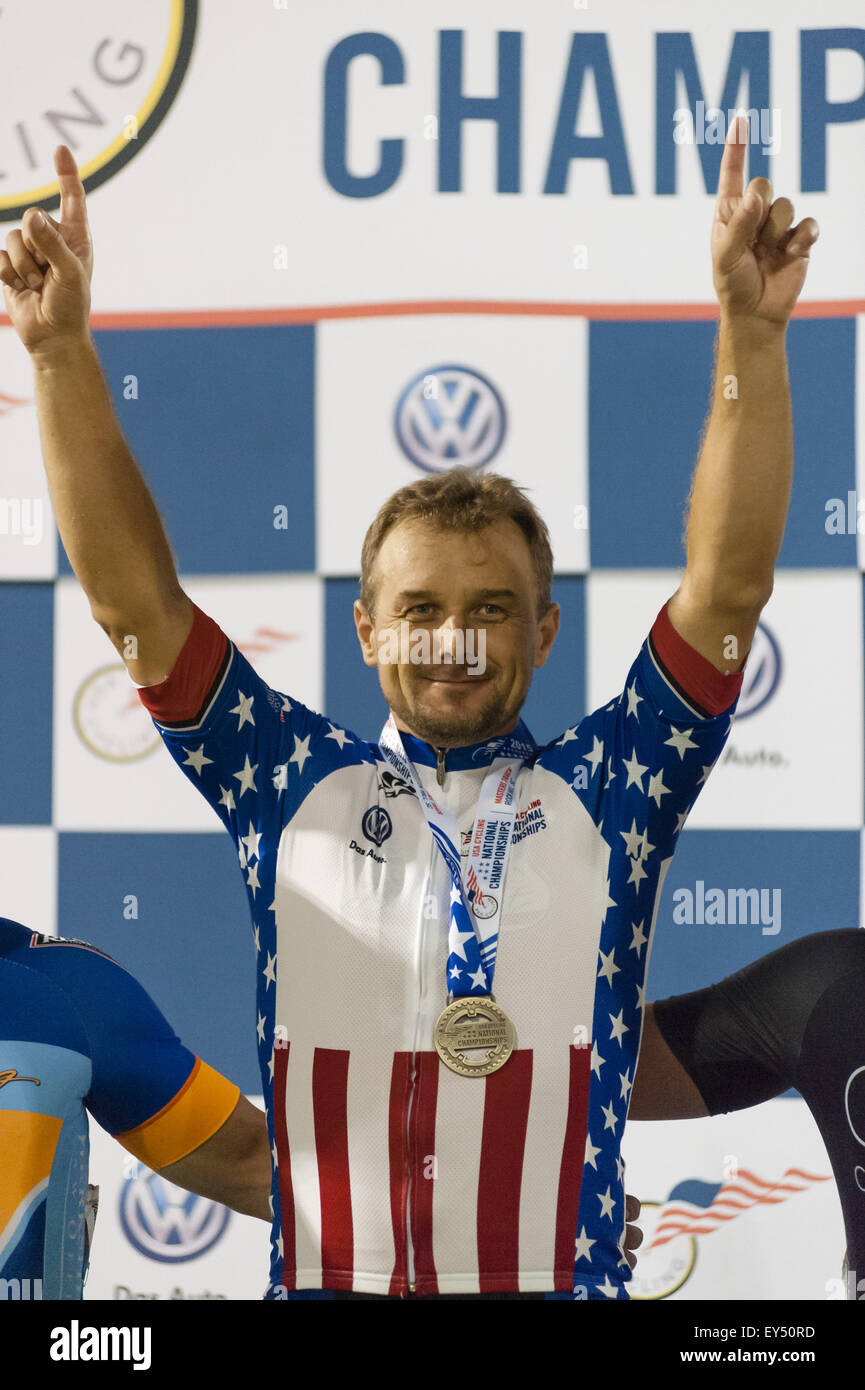 Rock Hill, Caroline du Sud, USA. 21 juillet, 2015. JOHN MURAZAK d'Irving au Texas remporte la médaille d'or chez les hommes 40-44 course scratch au cours de l'USA Cycling Track Masters Championnats nationaux au vélodrome Giordana à Rock Hill en Caroline du Sud. (Crédit Image : © Ed Aldridge via Zuma sur le fil) Banque D'Images