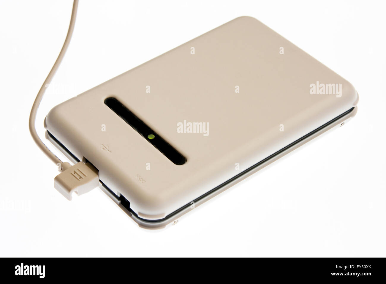 Le disque dur portable de stockage externe avec le câble fixé sur un arrière-plan lumineux blanc. Banque D'Images