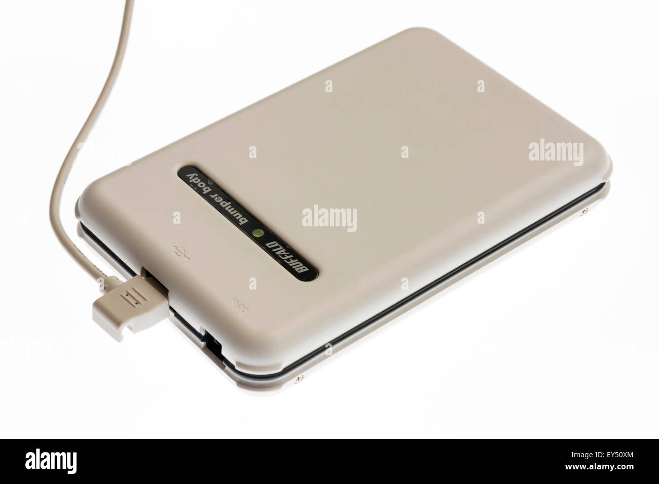 Buffalo disque dur portable de stockage externe avec le câble fixé sur un arrière-plan lumineux blanc. Banque D'Images