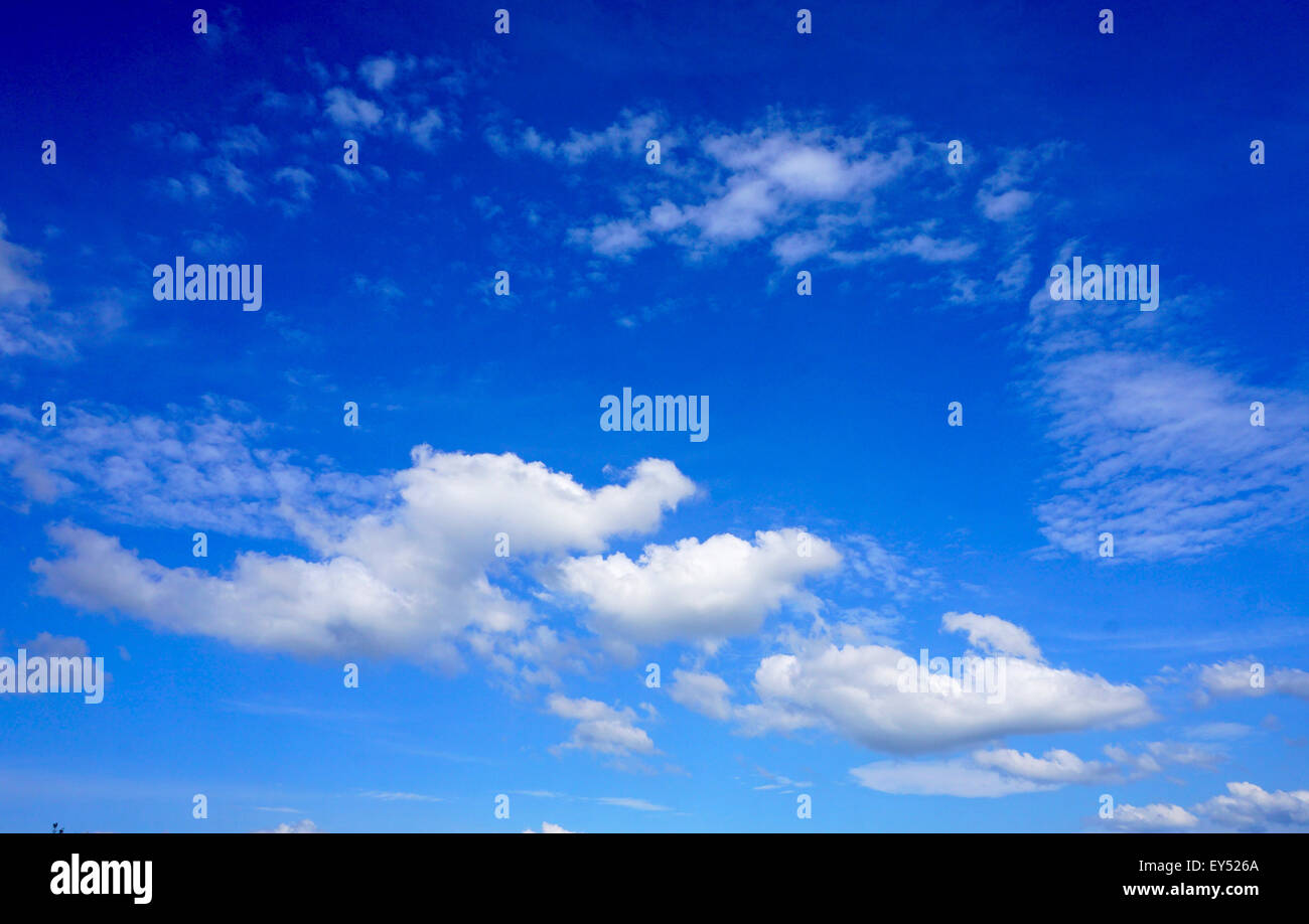 Ciel bleu et nuages de fond en été Banque D'Images