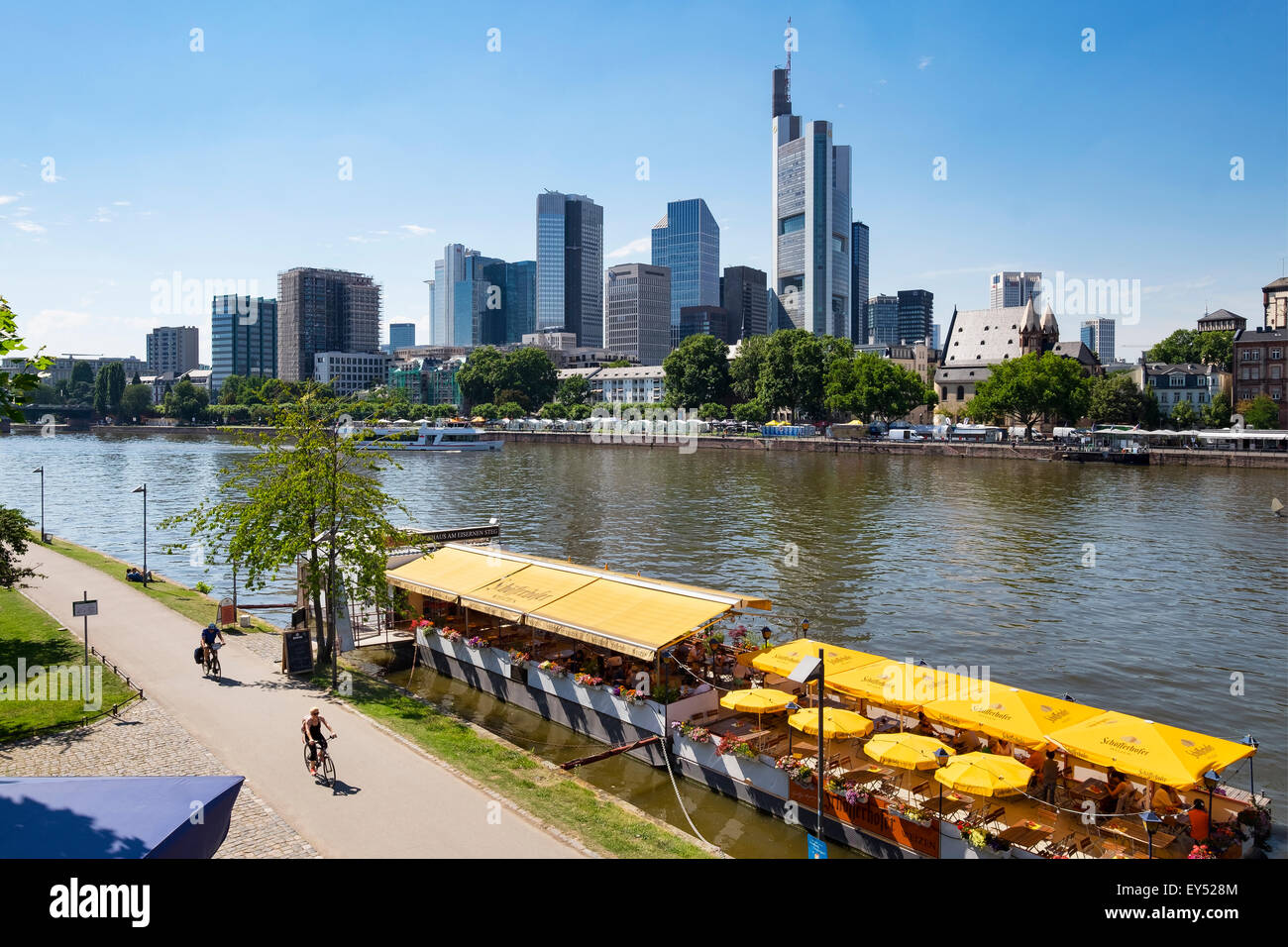 Le Hangar à Eiserner Steg pont, rivière Main, le quartier financier derrière, Sachsenhausen, Frankfurt am Main, Hesse Banque D'Images