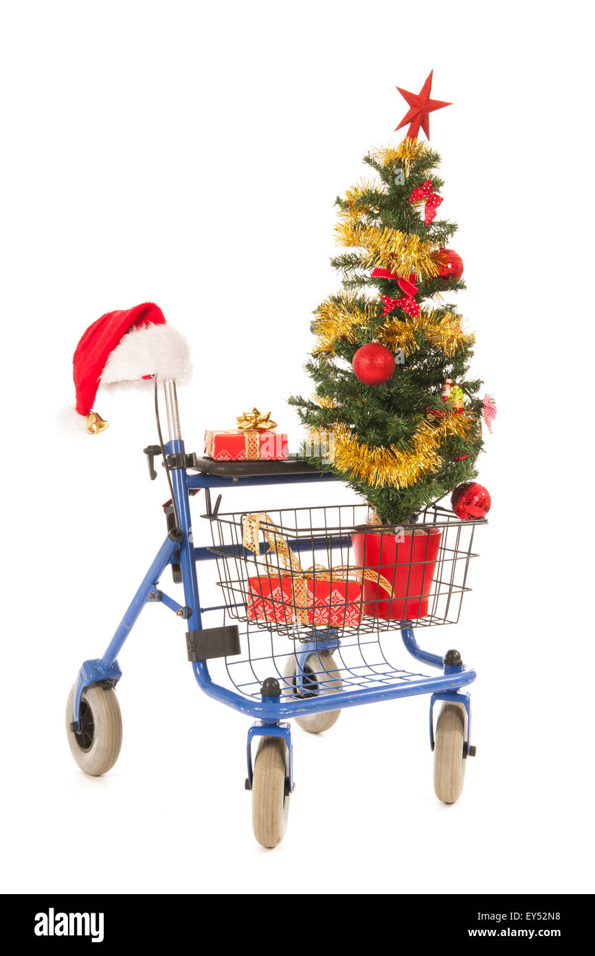 Walker bleu avec des cadeaux de Noël et arbre isolé sur fond blanc Banque D'Images