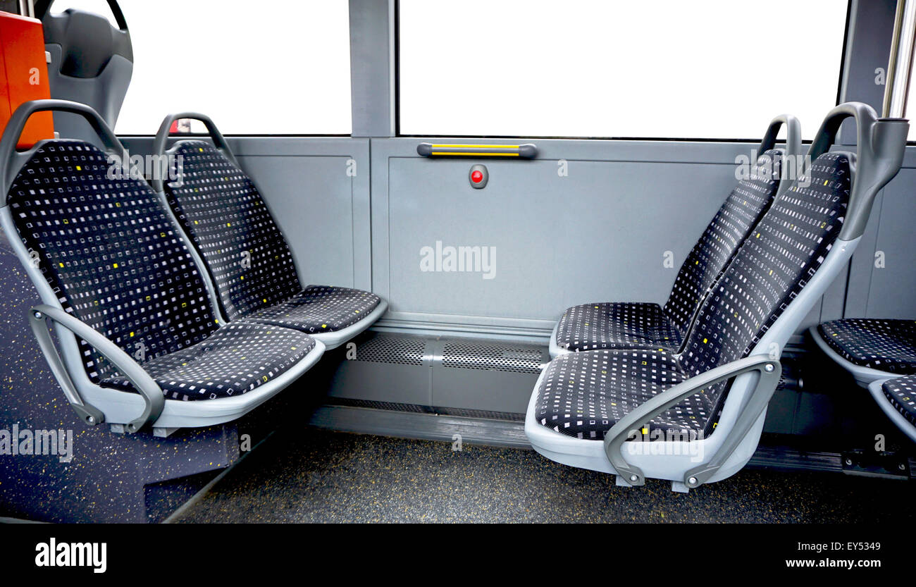 Sièges d'autobus à l'intérieur de l'autobus de transport public Photo Stock  - Alamy