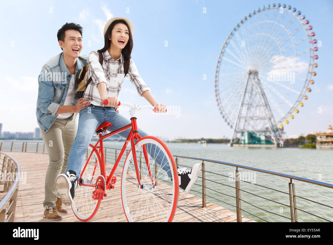 Les jeunes couples en vélo voyage Banque D'Images