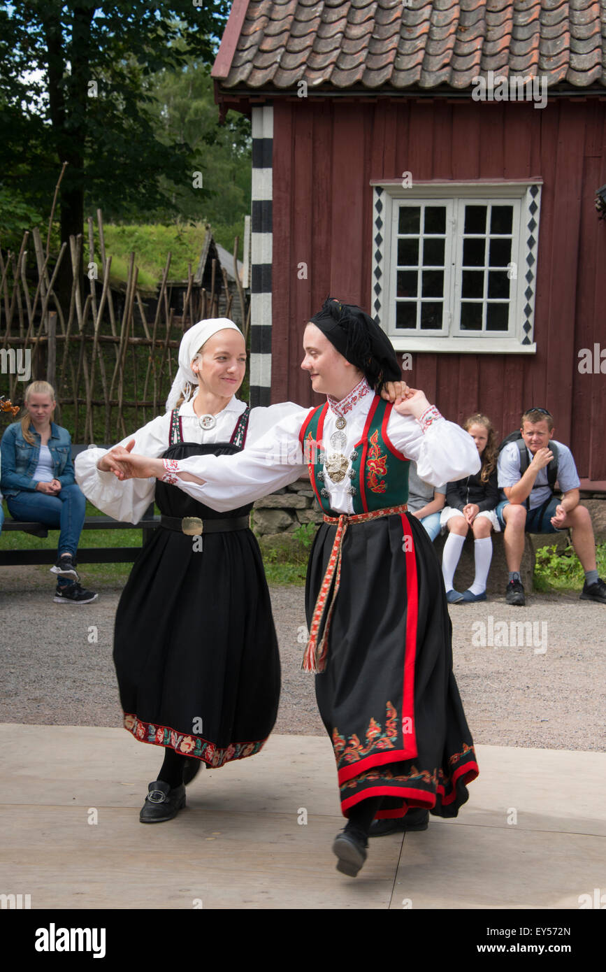 Traditional norwegian costume oslo Banque de photographies et d images a haute resolution Alamy