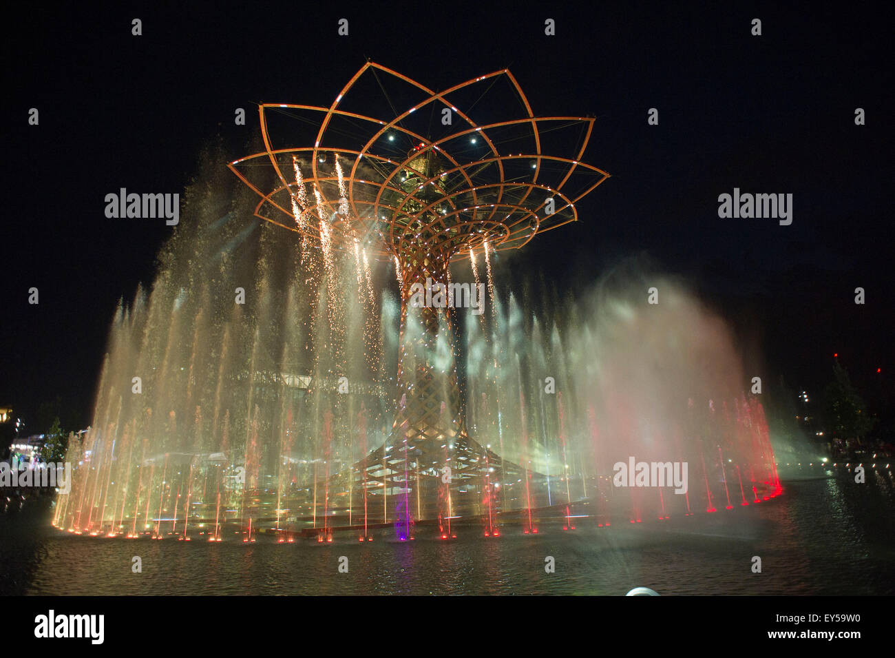 Italie Milan Expo Arbre de Vie sur le lac à l'extérieur et de l'Arena de nuit 2015, Architecture, bâtiment, ville, colorée, de la construction, Banque D'Images