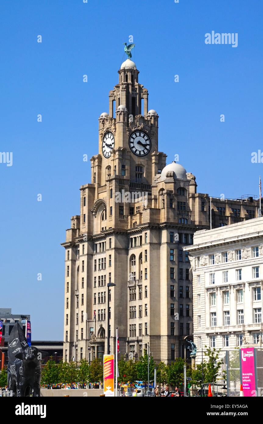 Le Royal Liver Building avec un Superlambanana en premier plan à Pier Head, Liverpool, Merseyside, England, UK, Europe. Banque D'Images