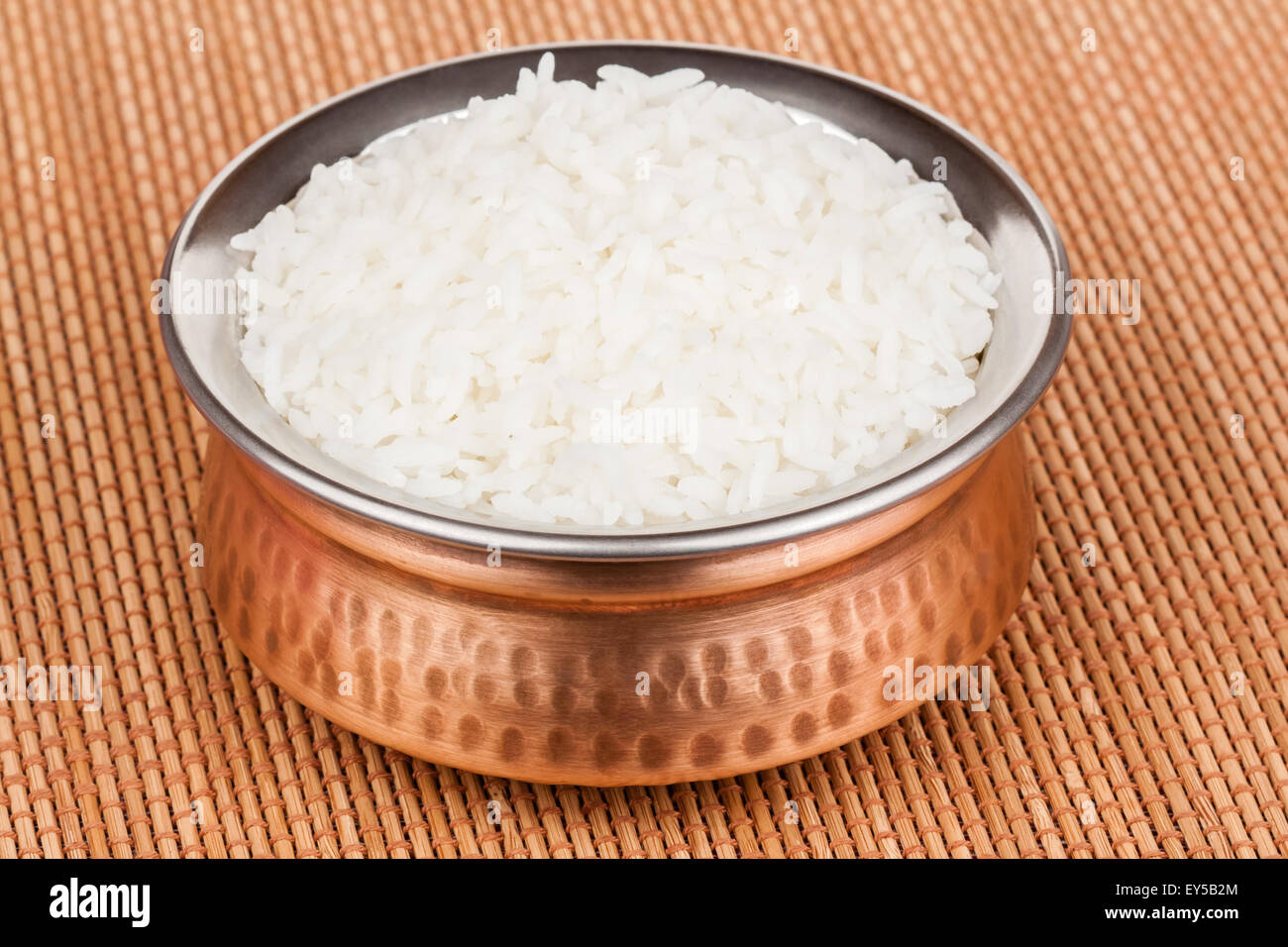 Le riz cuit servi dans un bol en cuivre authentique. Banque D'Images