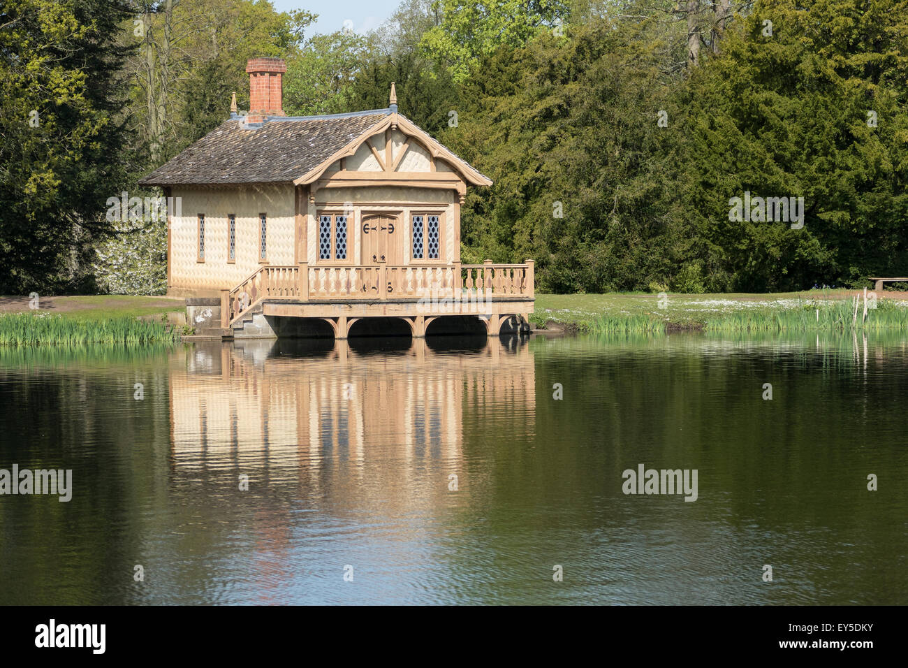 L'Angleterre, Lincolnshire, Grantham, Belton House, un hangar à bateaux Banque D'Images