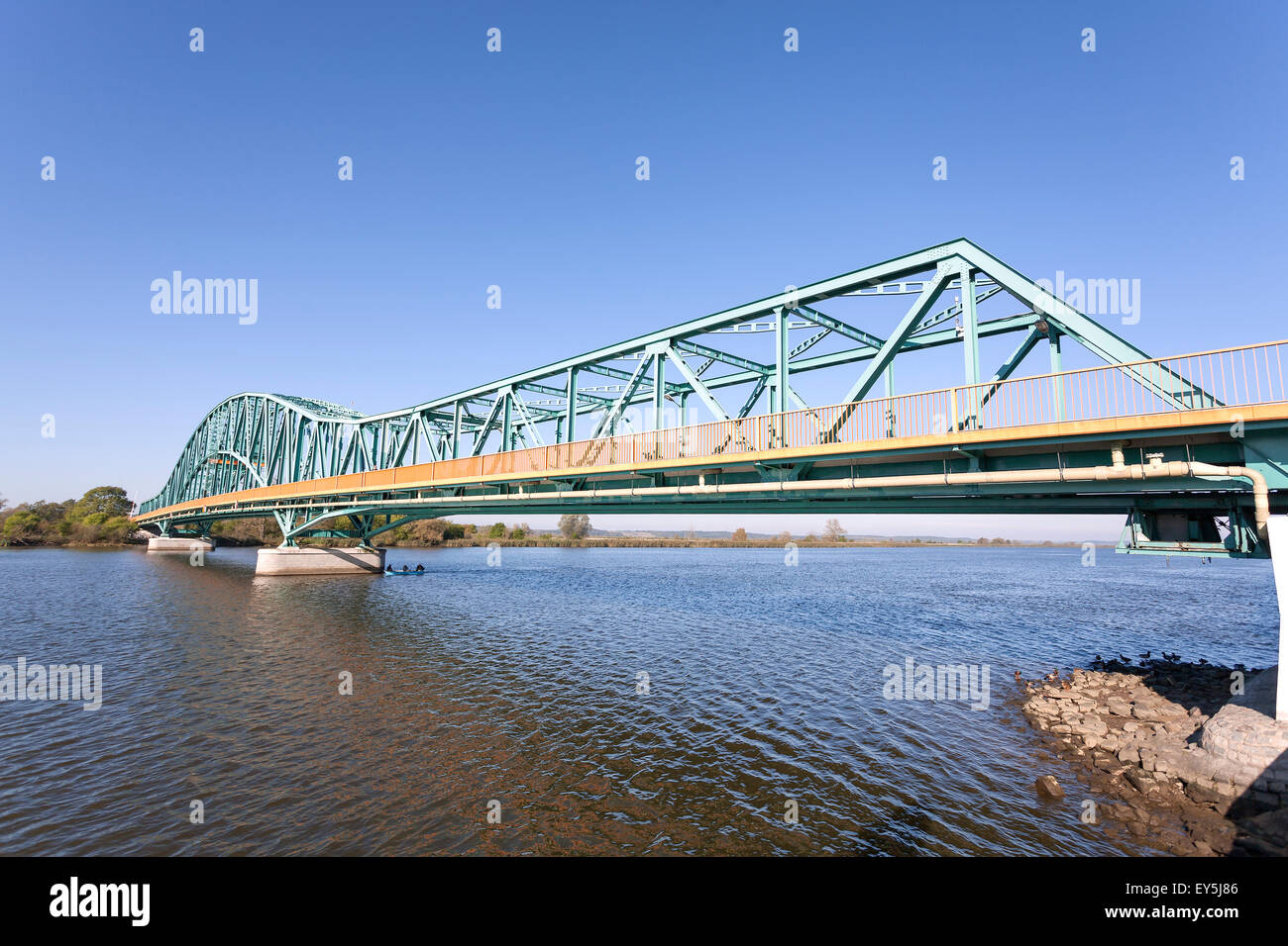 Photo d'une longueur en acier pont sur une rivière, Gryfino en Pologne. Banque D'Images
