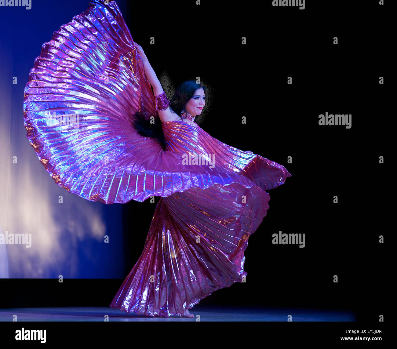 Bellydancer sur scène avec d'énormes ailes' 'Isis Banque D'Images