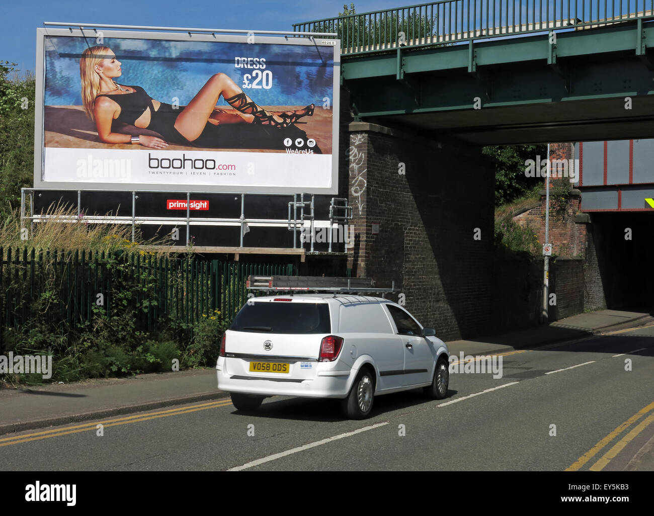 Femme sur l'affiche distrayant les conducteurs sur la route, Warrington Angleterre, Royaume-Uni - Boohoo publicité de vêtements en ligne Banque D'Images
