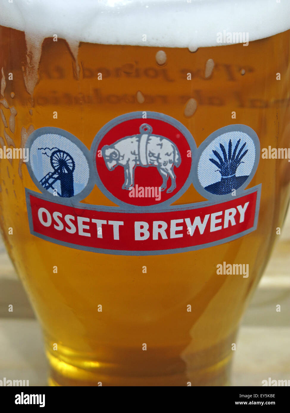 Verre de bière de la brasserie Ossett, Wakefield, Yorkshire, Angleterre, Royaume-Uni Banque D'Images