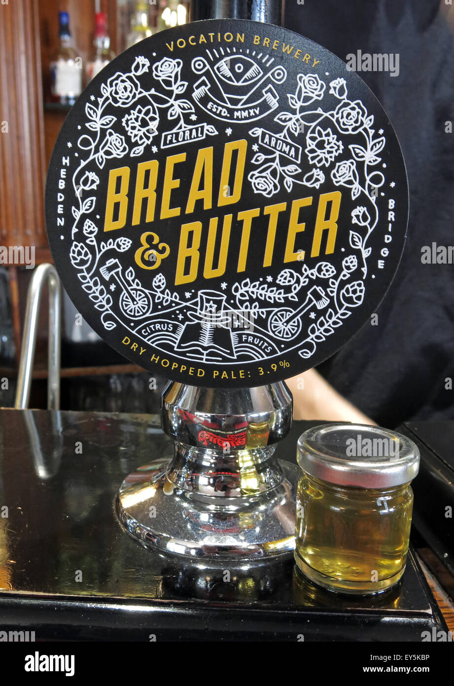 Du pain et du beurre avec de la vraie bière bouteille dégustateur pour afficher de couleur claire. Banque D'Images