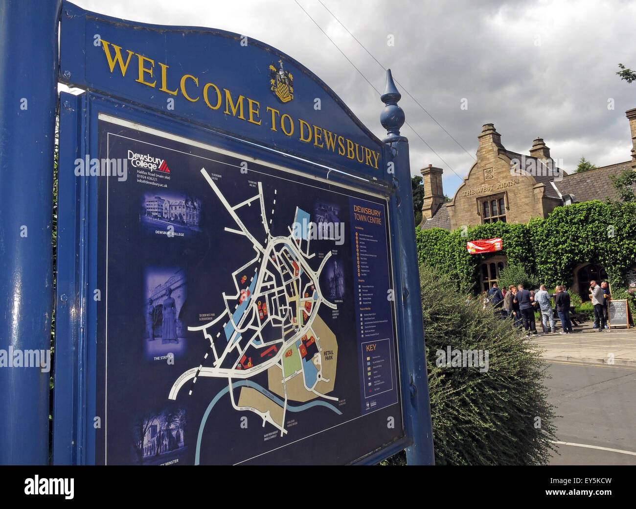 Blue Bienvenue à Dewsbury Signer,Kirklees, West Yorkshire, Angleterre, Royaume-Uni Banque D'Images