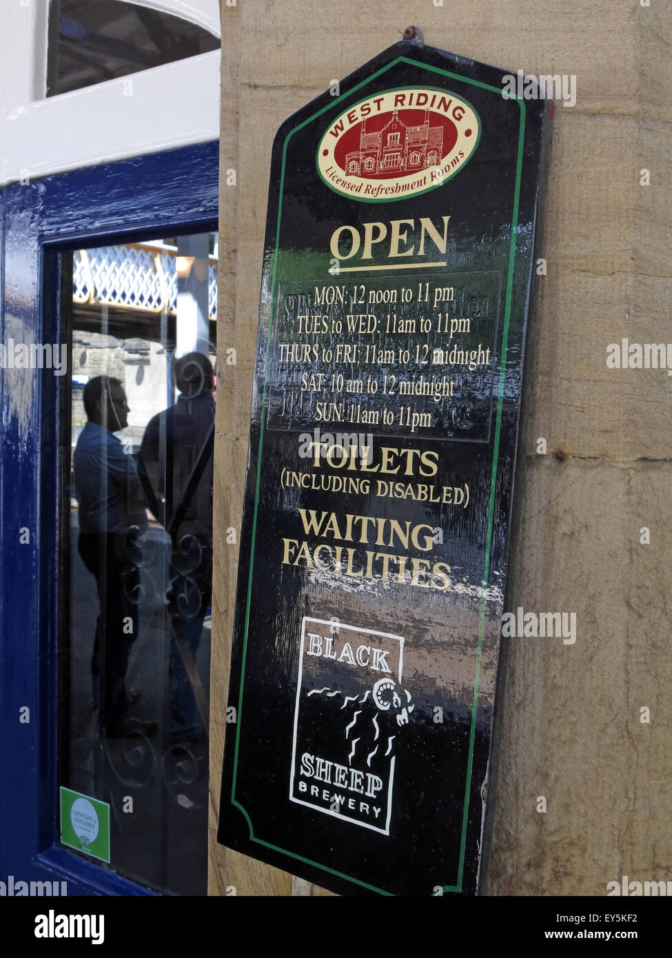 West Riding Pub, Dewsbury Railway Station, West Yorkshire, Angleterre, Royaume-Uni - affiche à l'extérieur Banque D'Images