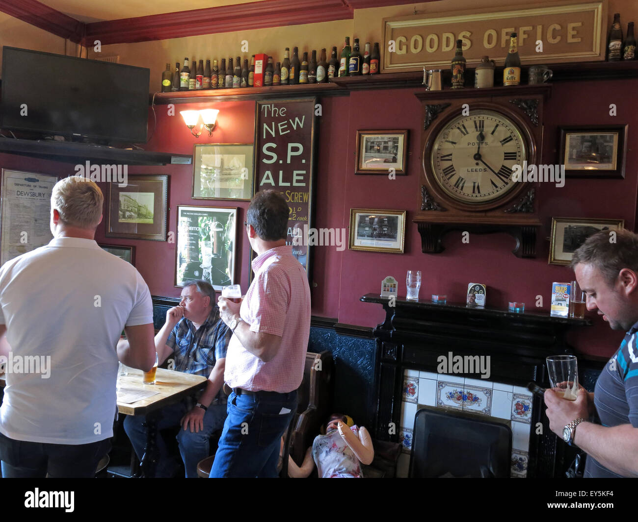 West Riding Pub, Dewsbury Railway Station, West Yorkshire, England, UK avec drinkers Banque D'Images