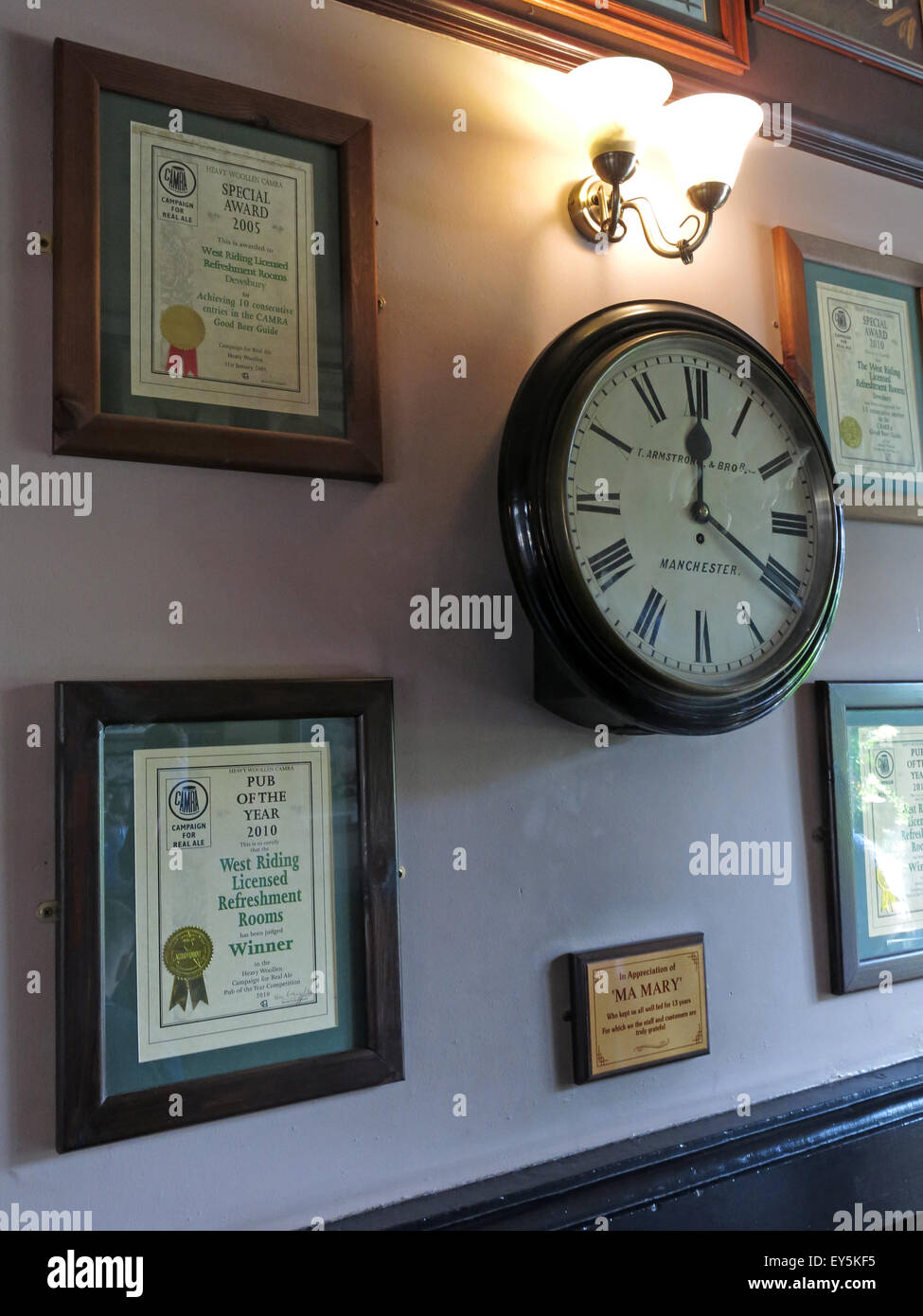 West Riding Pub, Dewsbury Railway Station, West Yorkshire, Angleterre, Royaume-Uni - l'horloge et certificats CAMRA Banque D'Images