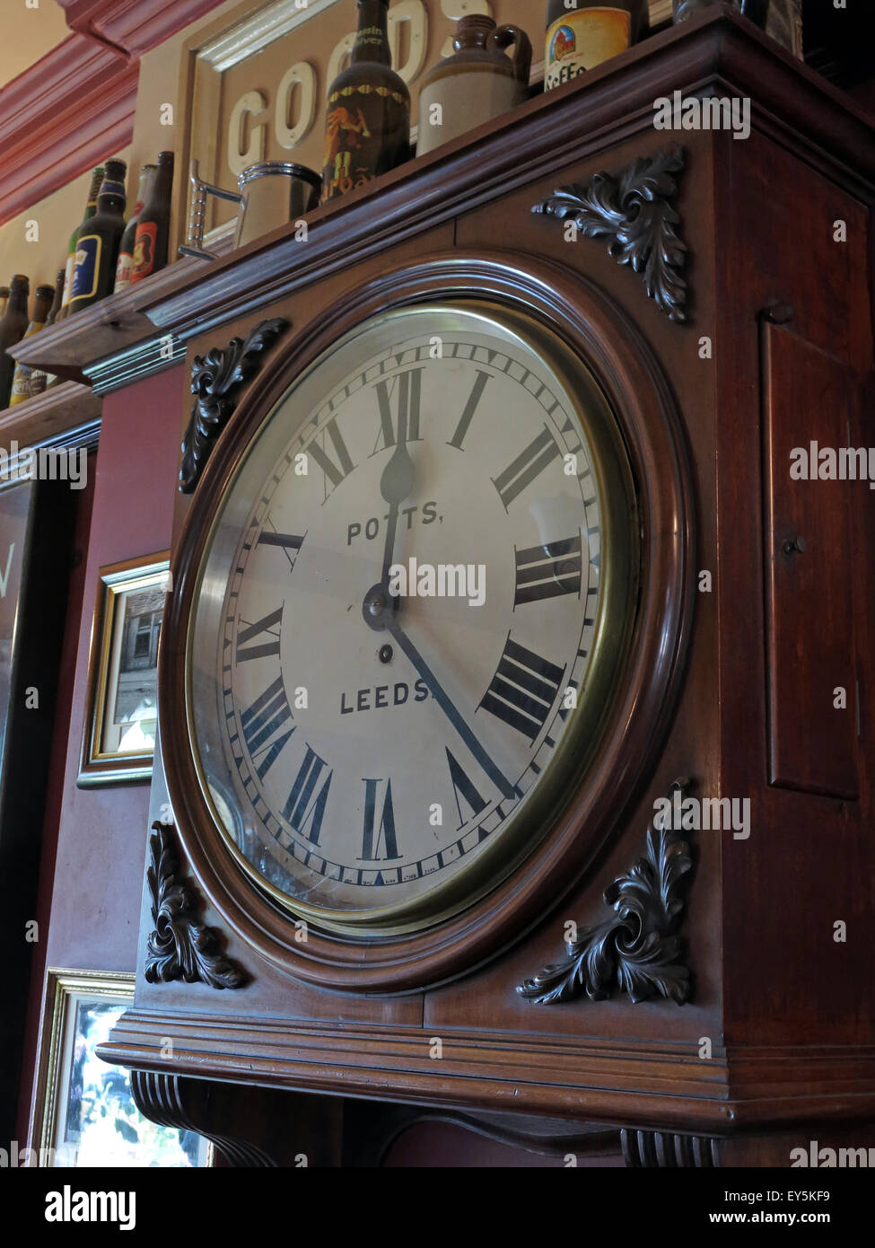 West Riding Pub, Dewsbury Railway Station, West Yorkshire, Angleterre, Royaume-Uni - Potts garde-temps Banque D'Images